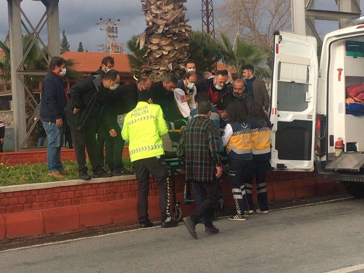 Aydın'da üst geçitten atlayan genç ağır yaralandı