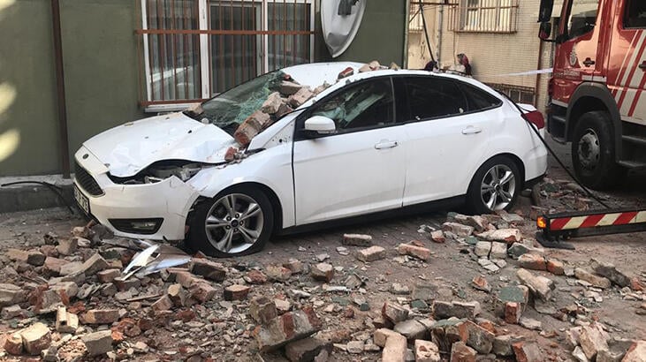 Beyoğlu'nda otomobilin üstüne çatı çöktü