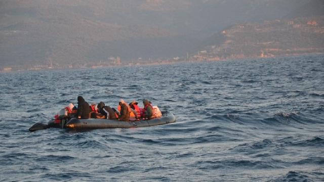 Göçmenleri kelepçeleyip denize attılar. Ölüler var