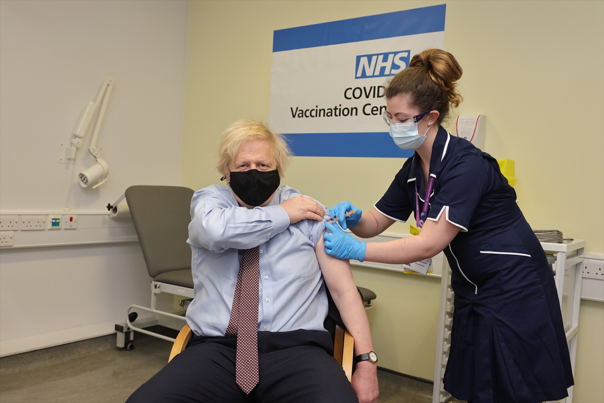 İngiltere Başbakanı AstraZeneca aşısını oldu