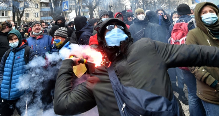 Ukrayna'da sokaklar karıştı