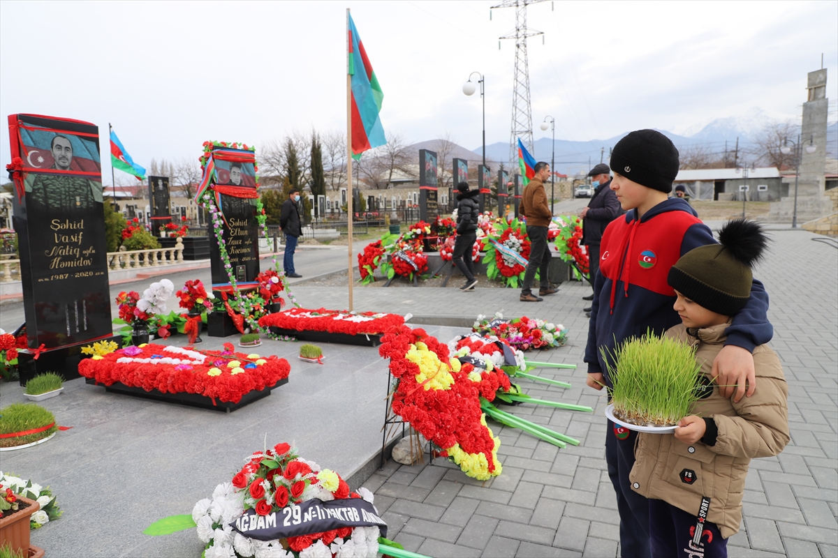Azerbaycanlılar Nevruz'da şehitliklere akın etti