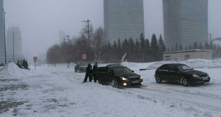 Kazakistan'da şiddetli fırtına ve kar yağışı