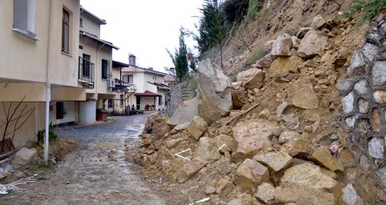 Kocaeli'de istinat duvarı çöktü, 6 ev boşaltıldı