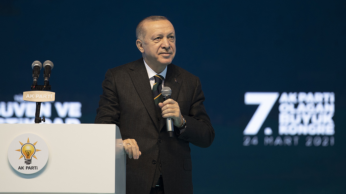 Cumhurbaşkanı Erdoğan yeniden genel başkan seçildi