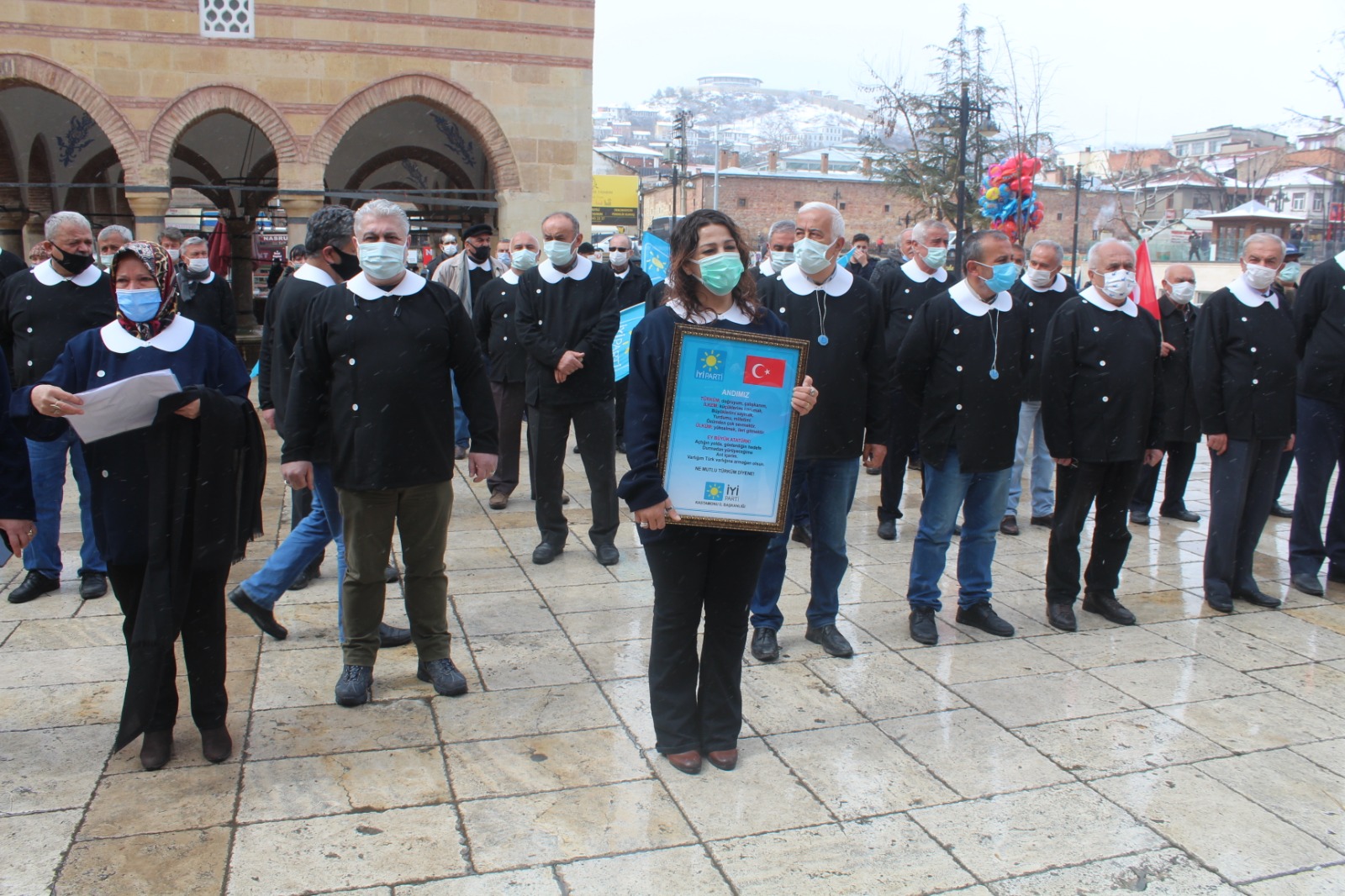 Kastamonu'da İYİ Partililer öğrenci önlüğü giyip Nasrullah meydanında Andımız'ı okudu
