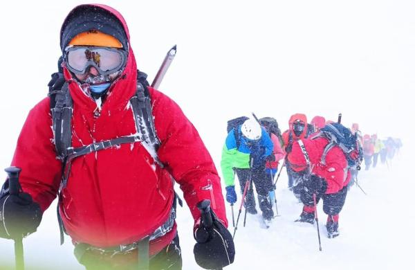 Zirve tırmanışında tipiye yakalanan dağcılar buz adama döndü