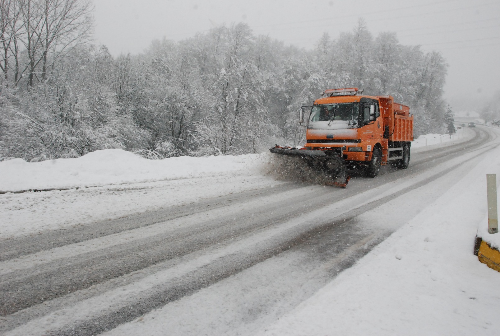 Bartın'da kar köy yollarını kapattı