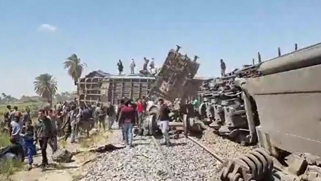 Mısır’da korkunç tren kazası