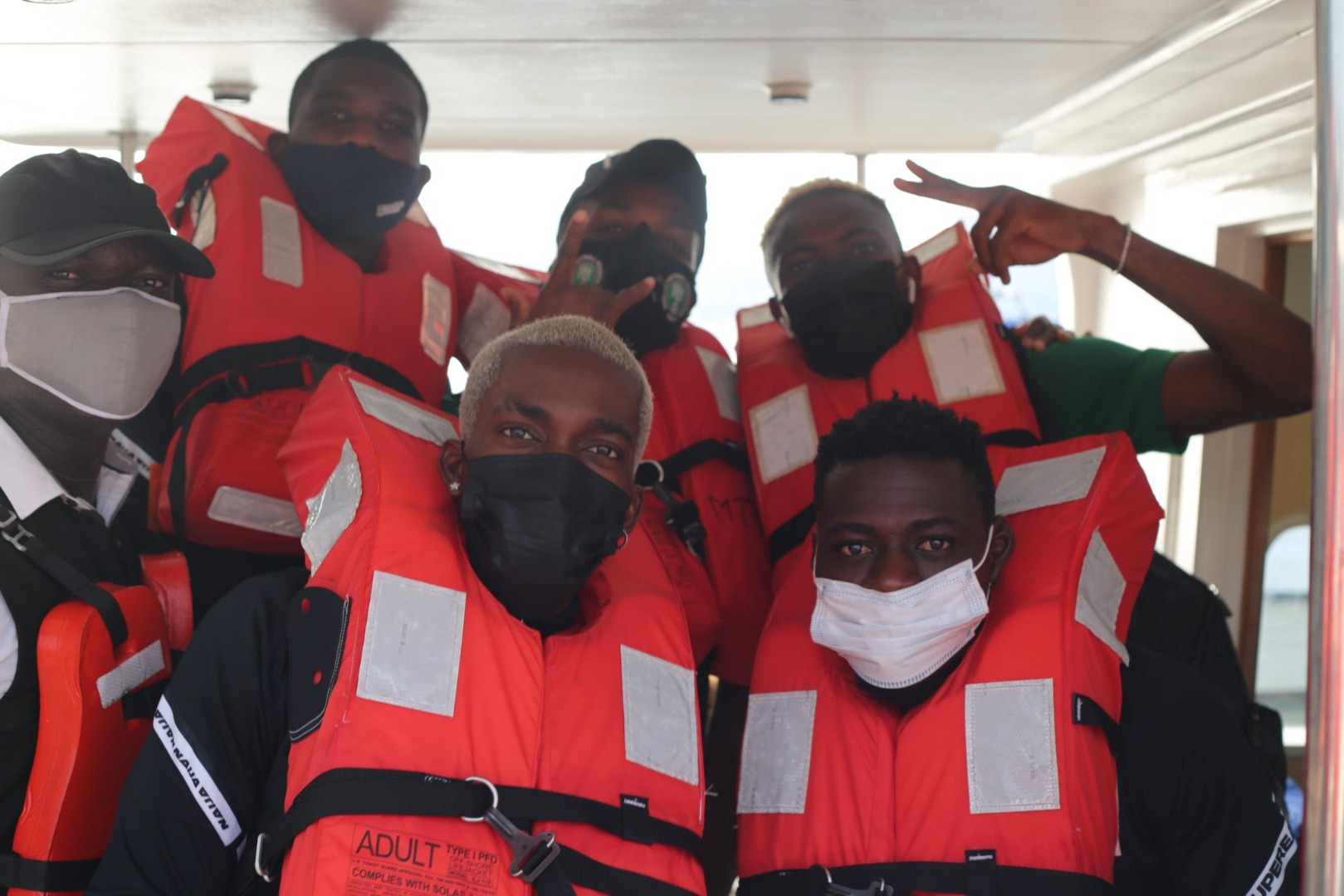 Nijerya Milli Takımı Benin'e tekneyle gitti