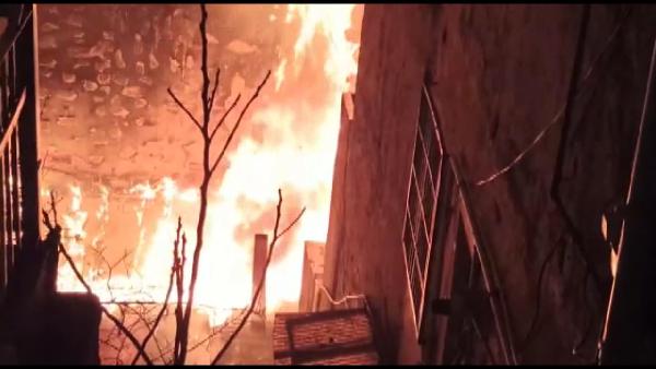 Kağıthane'de boş bina alev alev yandı