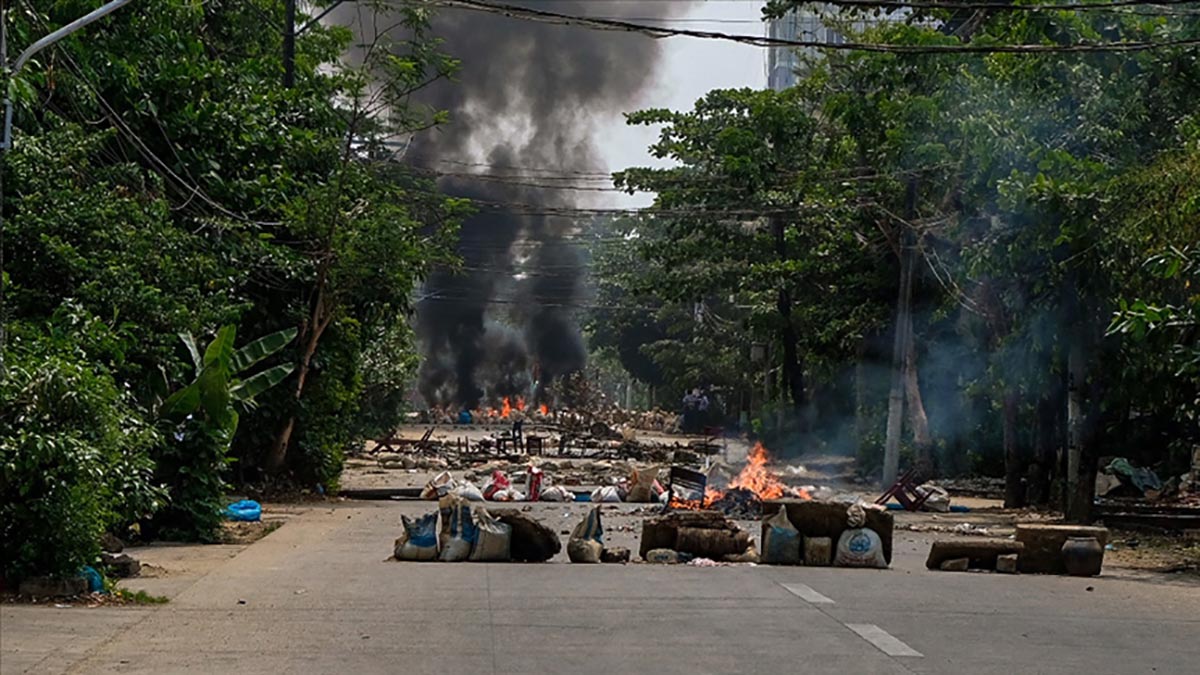 Myanmar'da darbe karşıtları çöp dökme eylemi başlattı