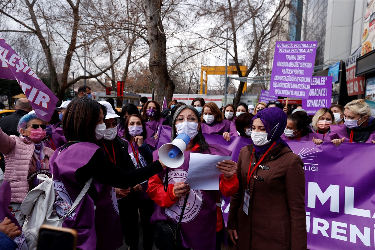 CHP'li kadınlar İstanbul Sözleşmesi'nden çekilme kararını protesto etti