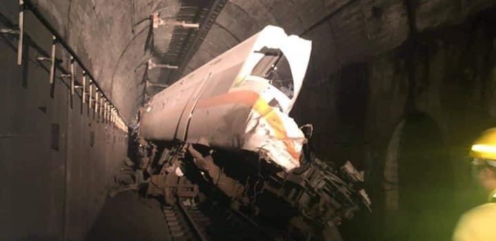 Tren raydan çıktı: 36 ölü