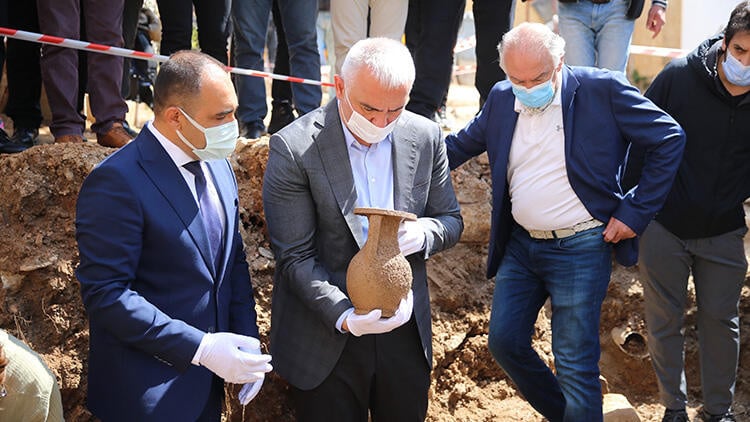 Bodrum'da heyecanlandıran keşif! Bakan Ersoy 2 bin 400 yıllık lahit kapağını açtı