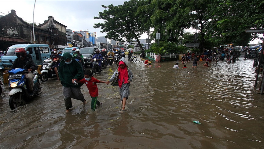 Endonezya'yı sel felaketi vurdu: 20 ölü