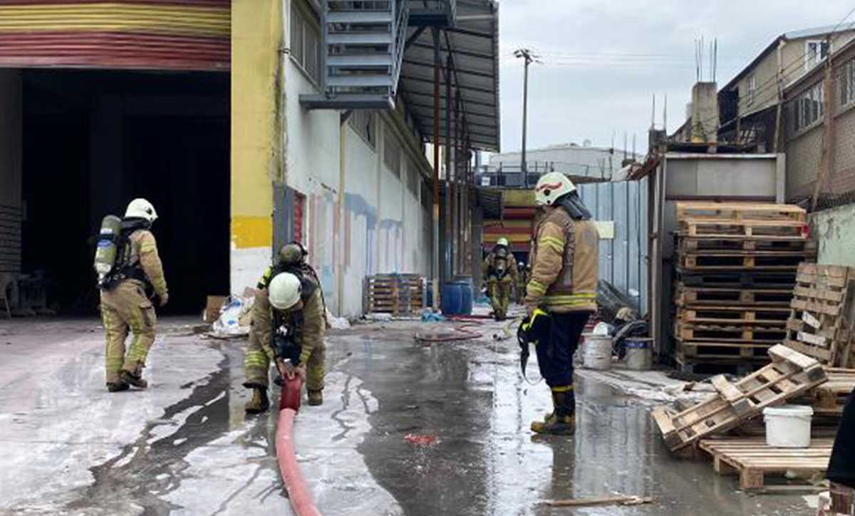 Tuzla’da boya fabrikasında yangın