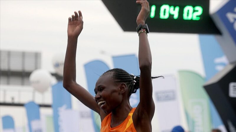 İstanbul Yarı Maratonu’nda Kenyalı atlet Chepngetich’ten dünya rekoru