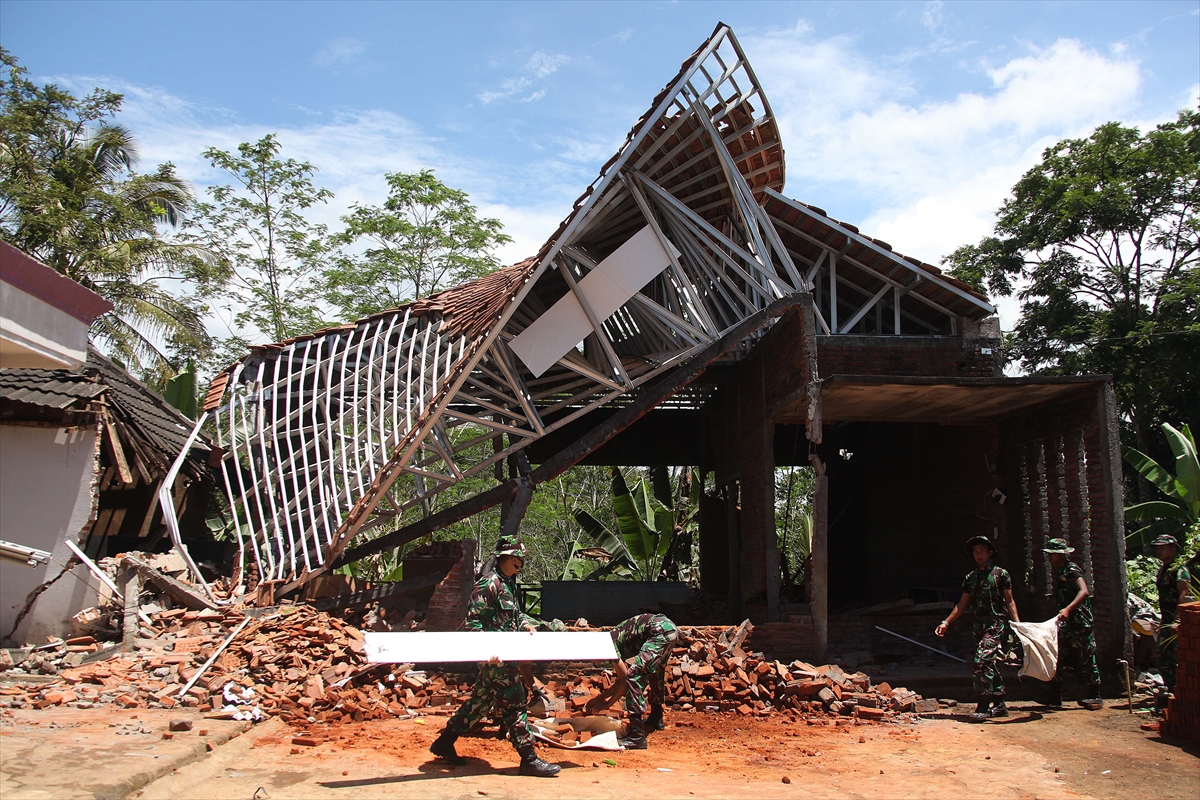 Endonezya'yı yine deprem vurdu. 6 kişi öldü