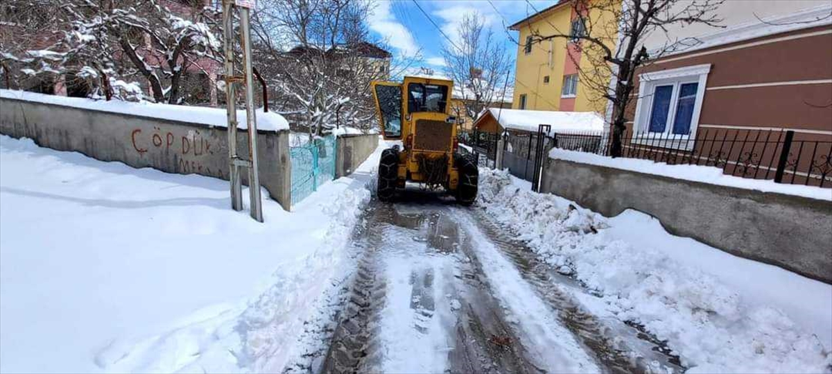 Adana'da yoğun kar yağışı nedeniyle kapanan yollar açıldı