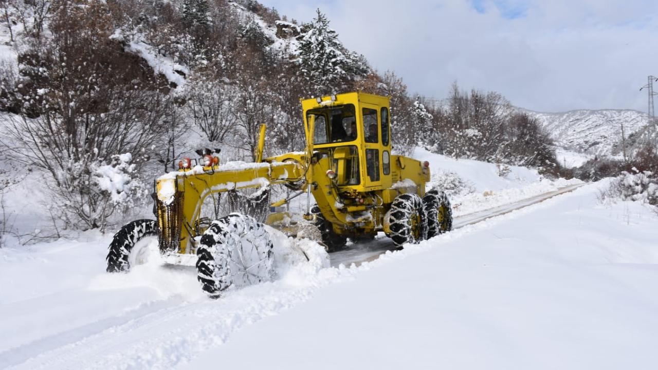 Karabük ve Düzce'de kardan kapanan köy yolları açıldı