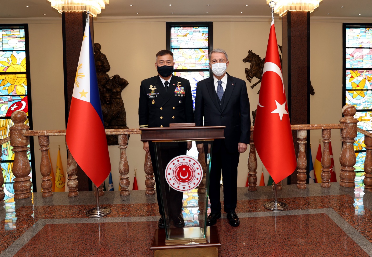 Bakan Akar, Filipinler Deniz Kuvvetleri Komutanı ile görüştü