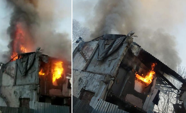 Fatih'te iki katlı ahşap bina alev alev yandı