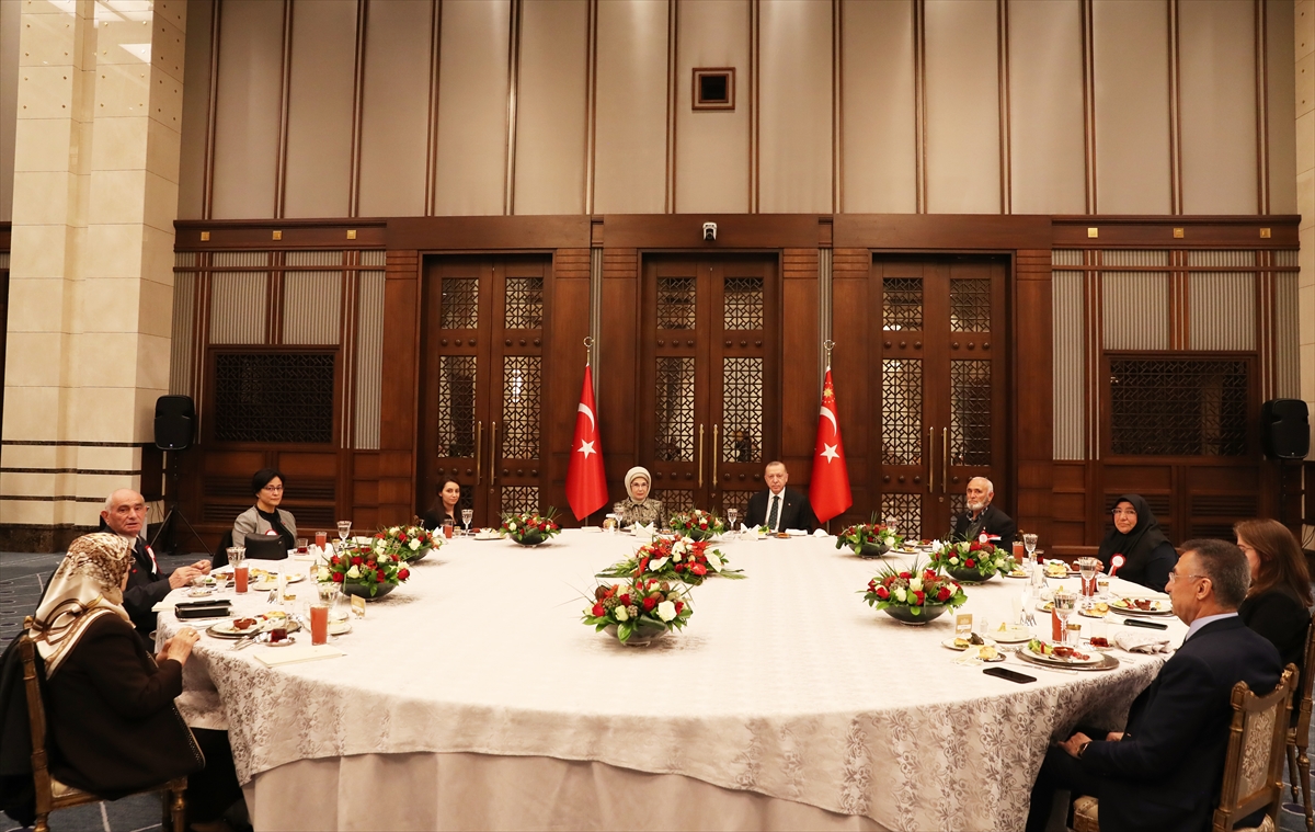 Erdoğan, şehit aileleriyle iftar yaptı