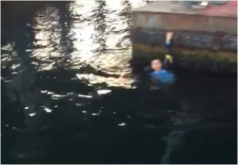Haliç'e atlayan genci yolcu teknesi kaptanı kurtardı ı