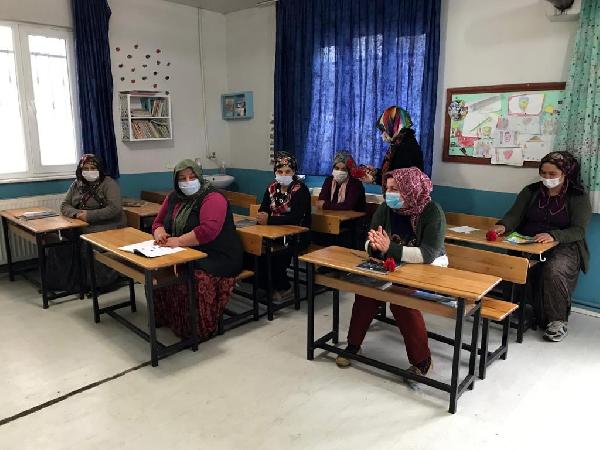Pandemide sınıfları kadınlar doldurdu