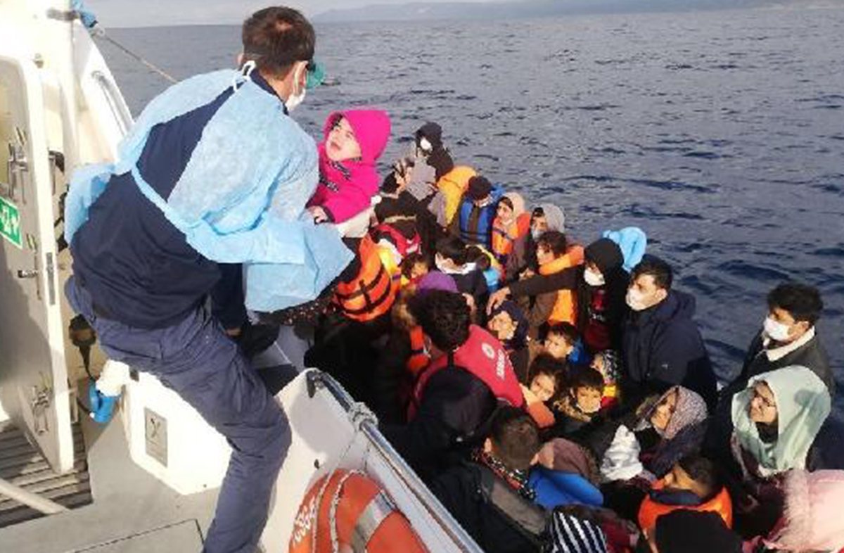 Yunanlıların Türk kara sularına ittiği 110 göçmen kurtarıldı