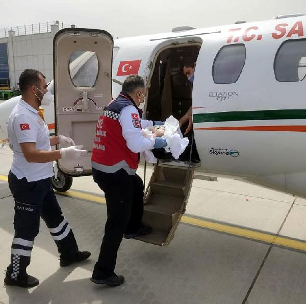 Kalp hastası iki bebek ambulans uçakla sevk edildi