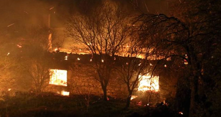 Uşak'taki yangında 2 ev küle döndü