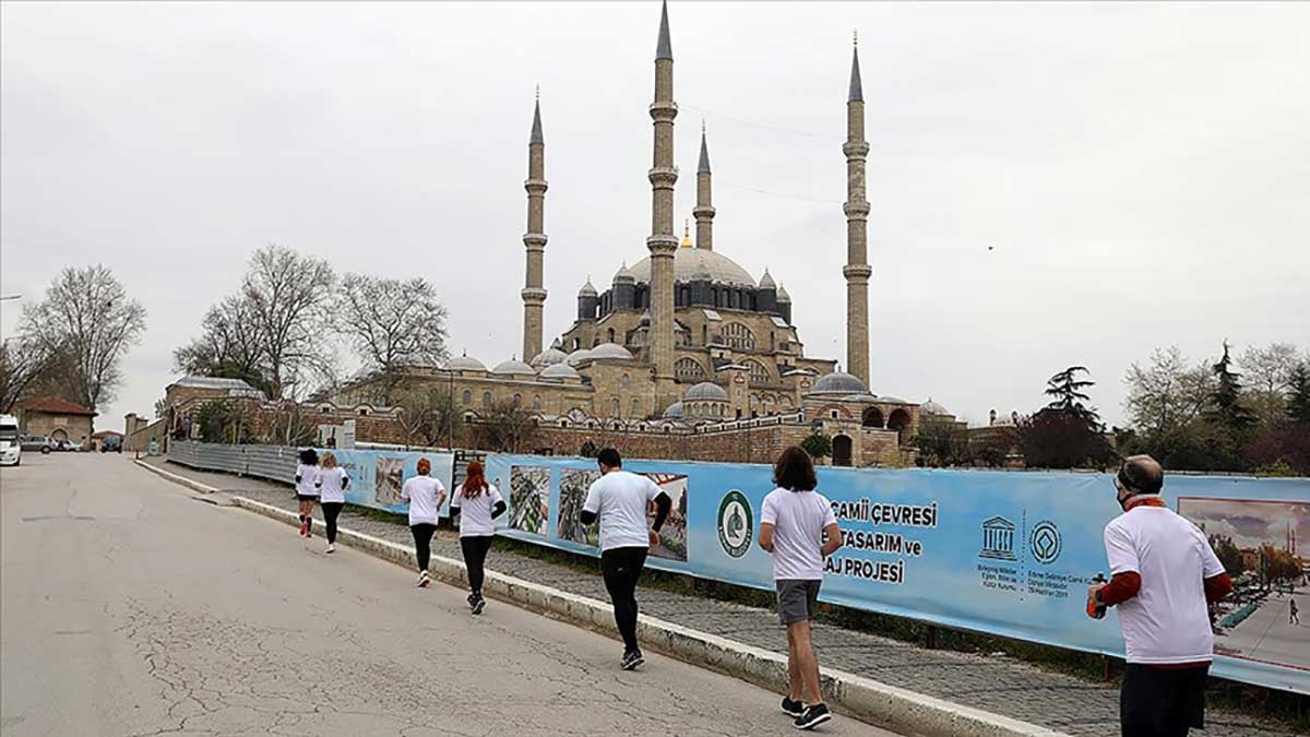 Selimiye Camisi’nin etrafında 10 atlet 10 tur attı