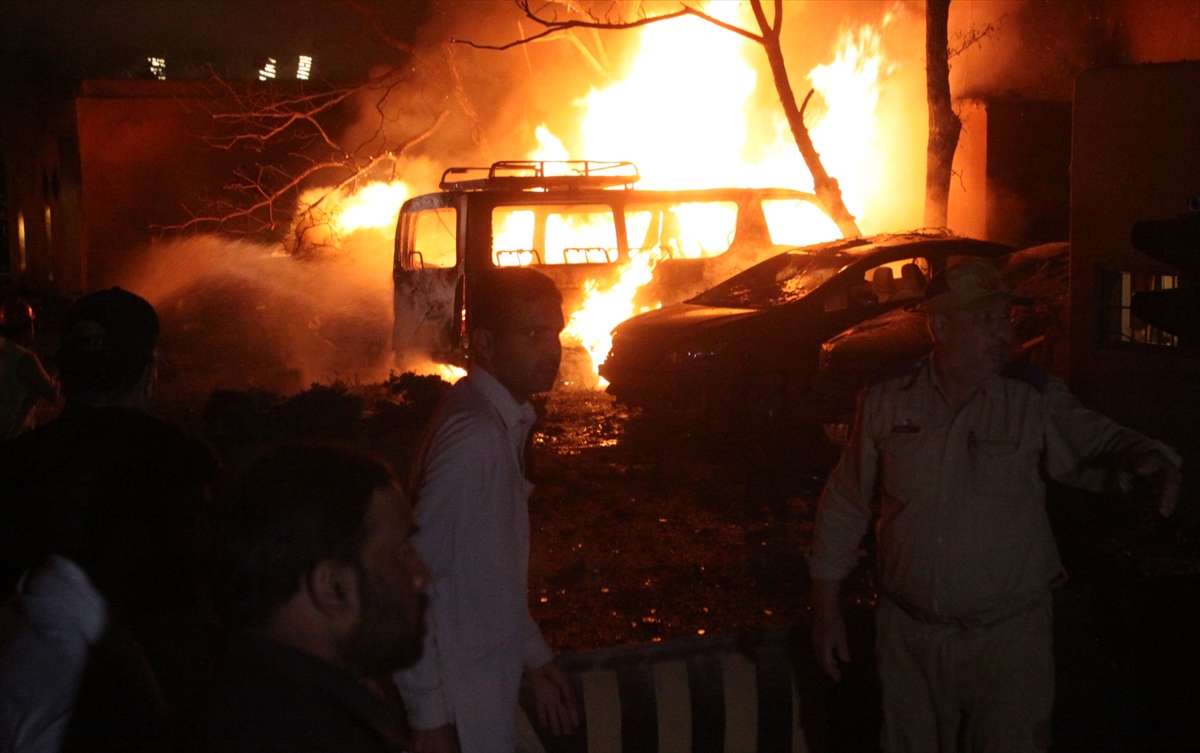 Pakistan'da lüks oteldeki patlamada ölü ve yaralılar var