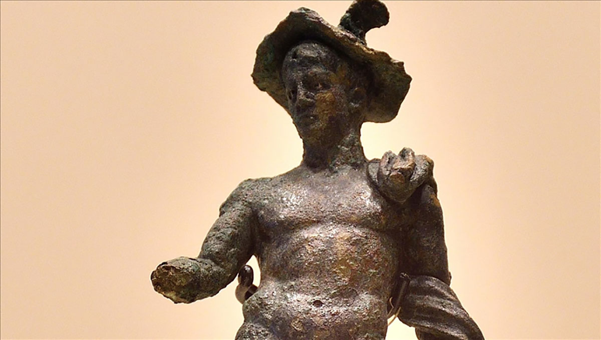 Tarlasını süren çiftçinin bulduğu Hermes heykeline yoğun ilgi