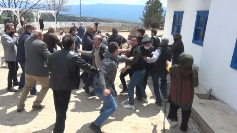 Karabük'te köylüler mezarlıkta birbirine girdi