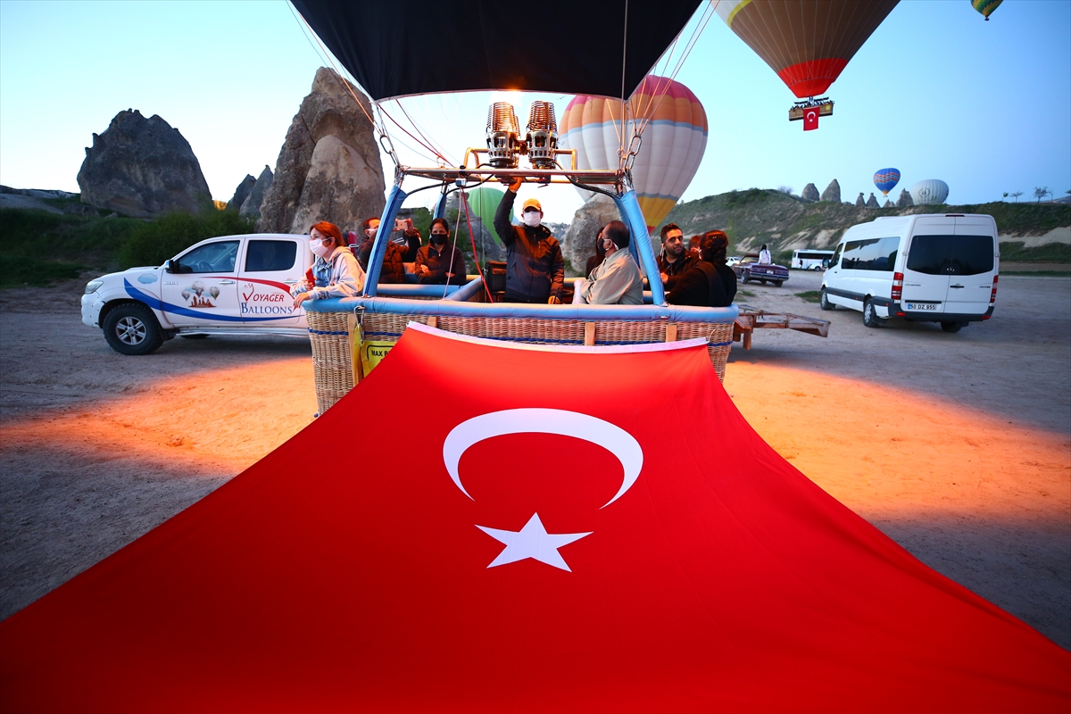 Kapadokya'da balonlar Atatürk posterleri ve Türk bayraklarıyla uçtu