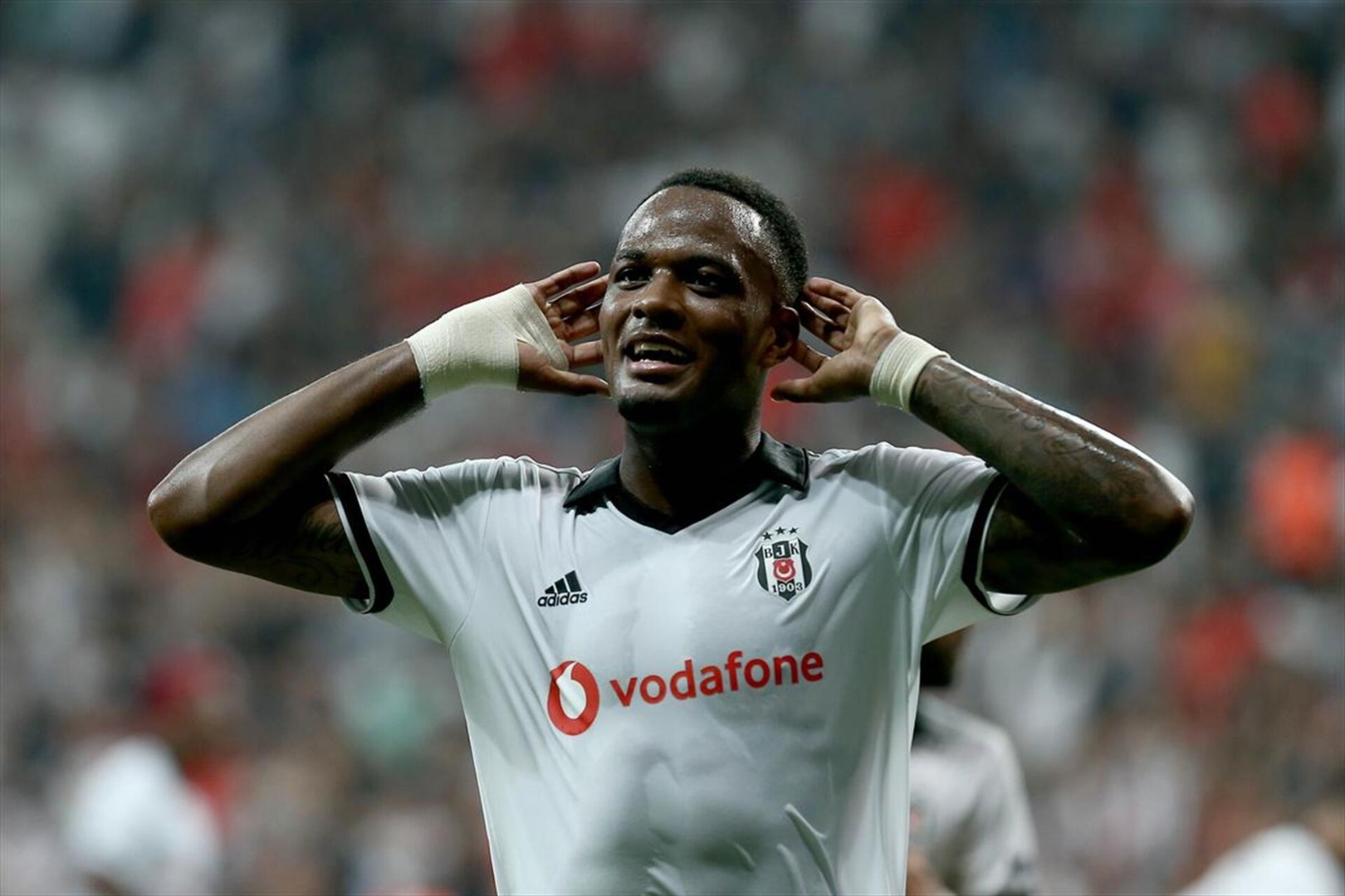 Beşiktaş'a bir kötü haber de Larin'den