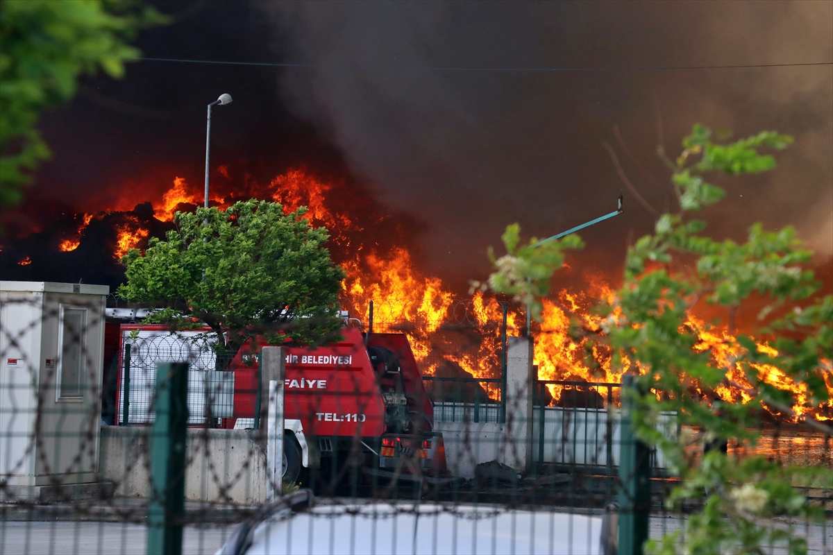 Osmaniye'de geri dönüşüm fabrikasında yangın