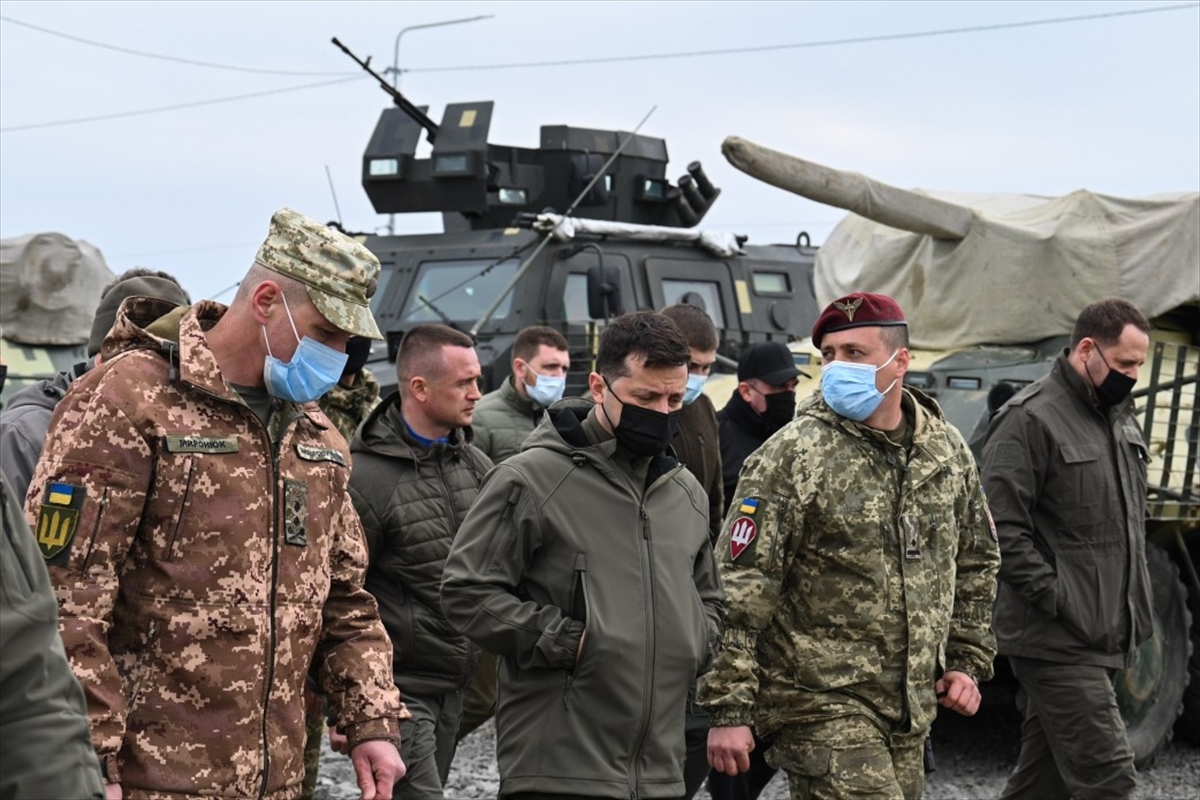 Ukrayna Devlet Başkanı Zelenskiy güneyde cephe hattını ziyaret etti