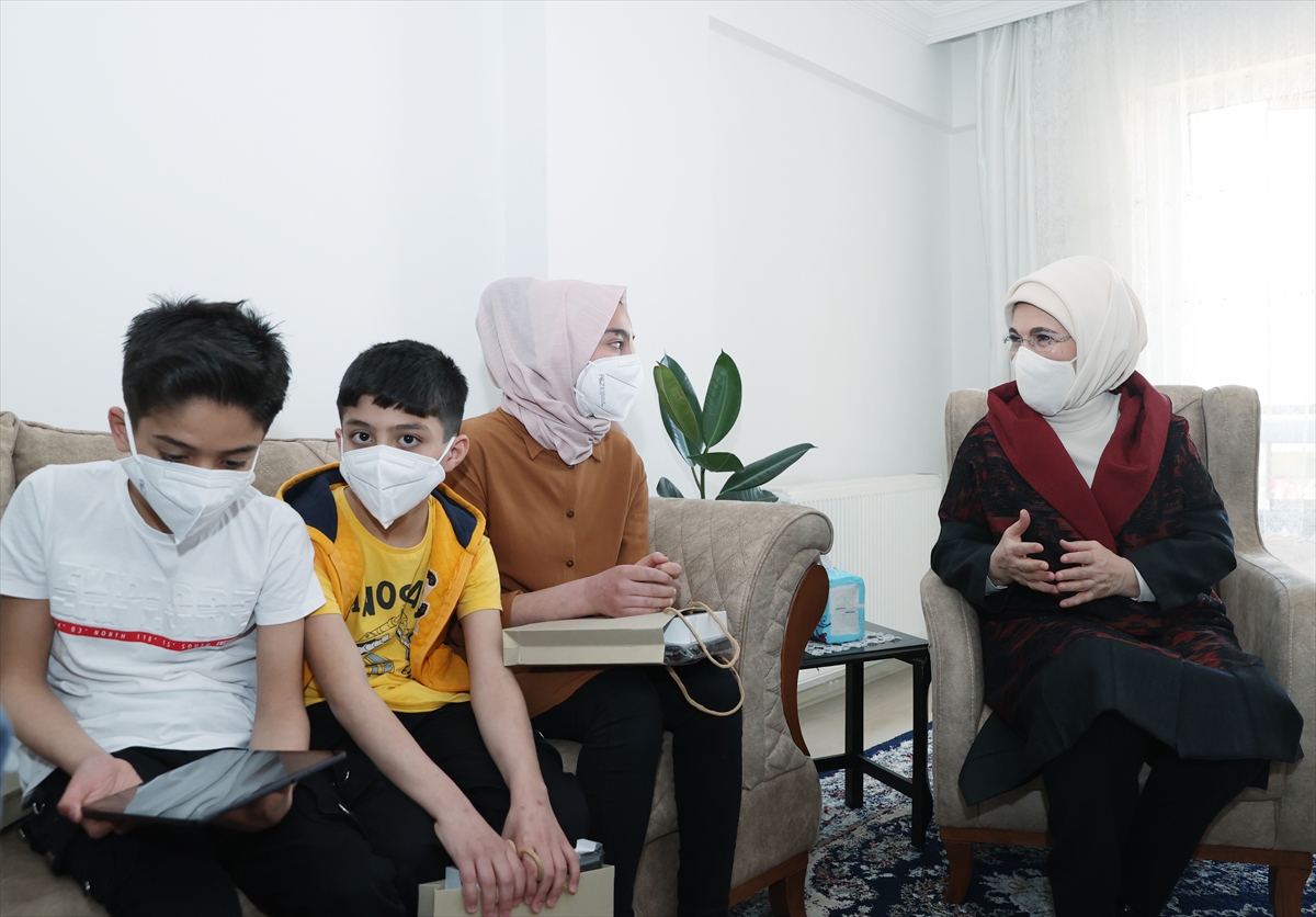 Emine Erdoğan Suriyeli bir aileyi ziyaret etti