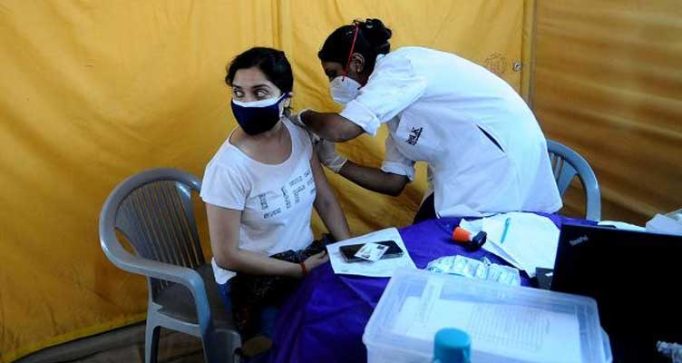 Hindistan'da aşı ve oksijen tüpü sıkıntısı sürüyor