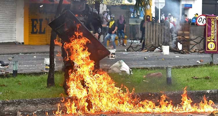 Kolombiya'da caddeler savaş alanına döndü