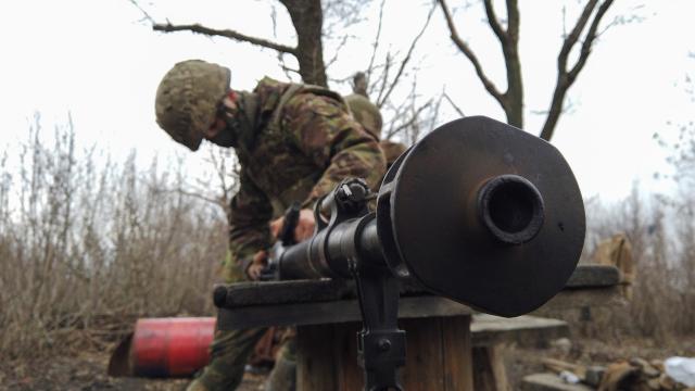 Donbas'ta ayrılıkçıların saldırısında bir Ukrayna askeri öldü