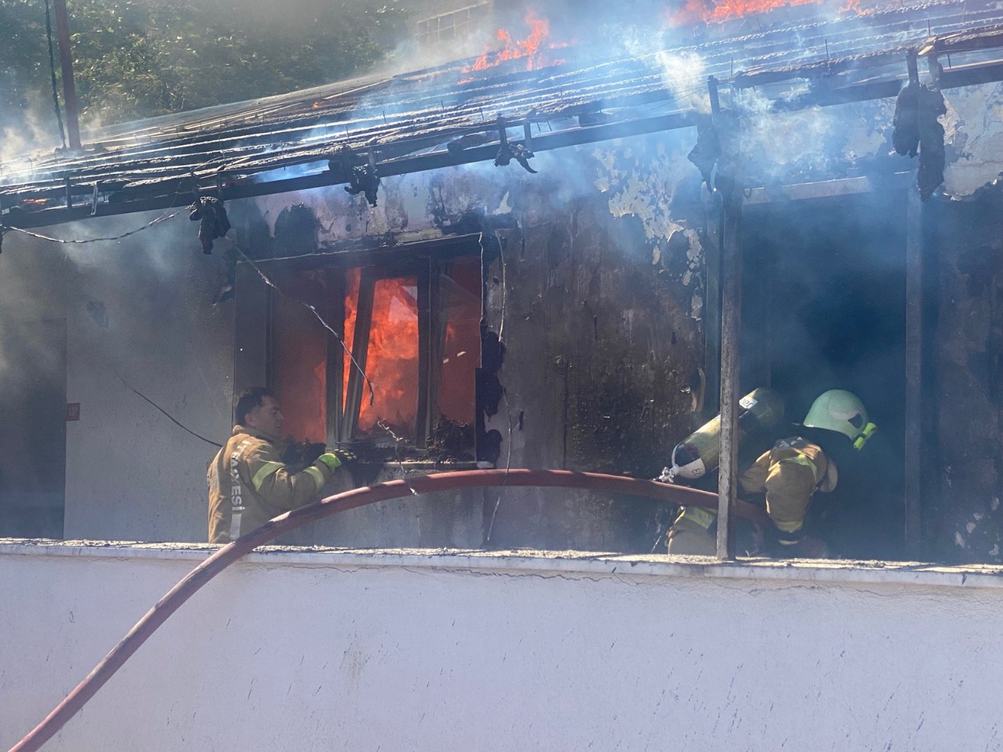 Maltepe'de tek katlı ev alev alev yandı