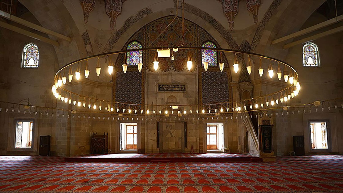 Üç Şerefeli Cami tarihi ışık tutmaya devam ediyor