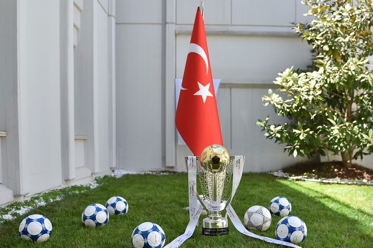 Süper Lig ve 1'inci Lig şampiyonluk kupaları tanıtıldı
