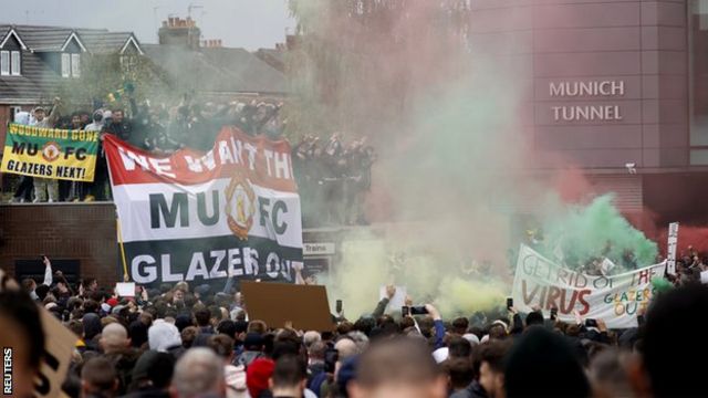 Manchester United taraftarları protestolarını sürdürüyor