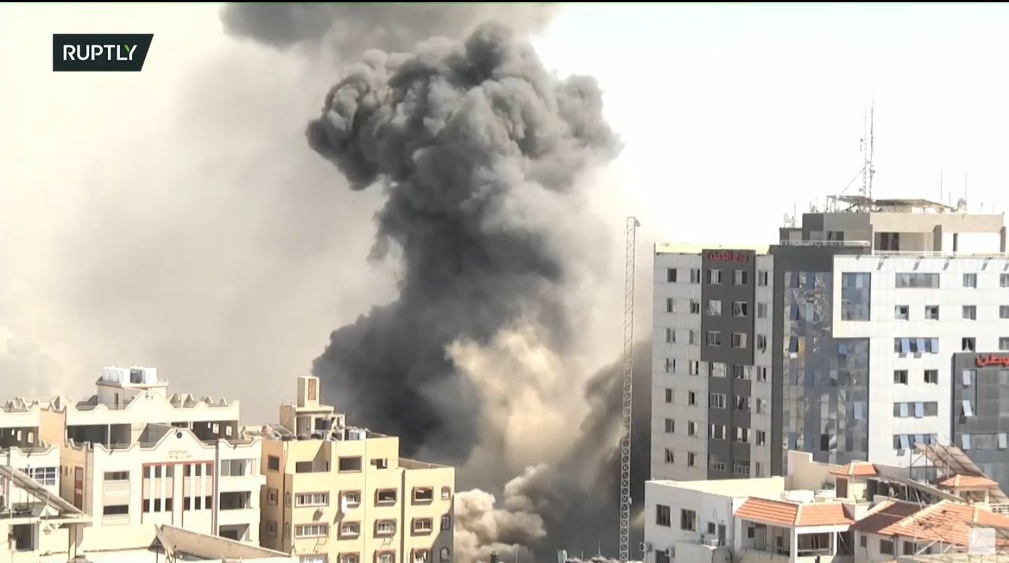 İsrail'in Gazze'de vurduğu medya binası yerle bir oldu
